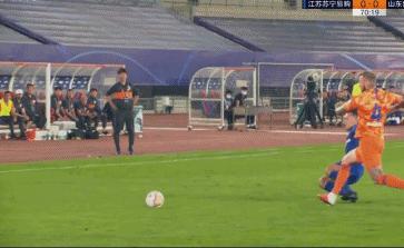 裁判对鲁能争议判罚集锦,中超争议裁判鲁能