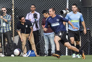 库里和科比打篮球,打篮球和踢足球哪个长个子