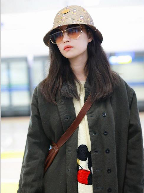 倪妮有种随性大气的美,倪妮黑色西装配什么鞋子