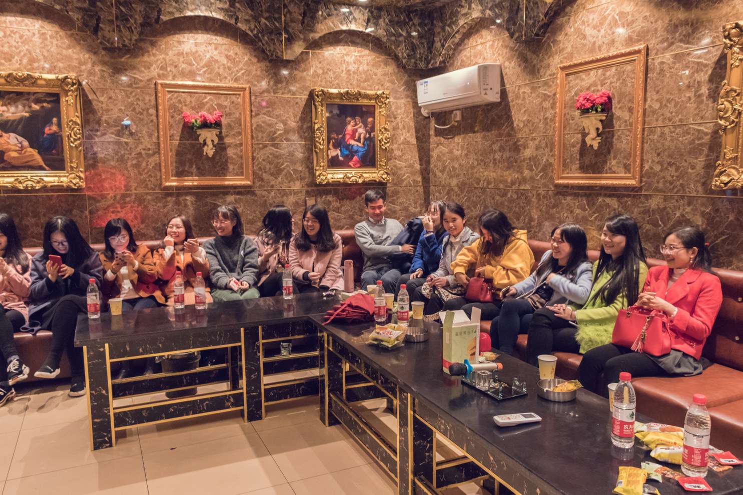 成都适合60人团建的轰趴馆,成都适合10人左右的轰趴馆