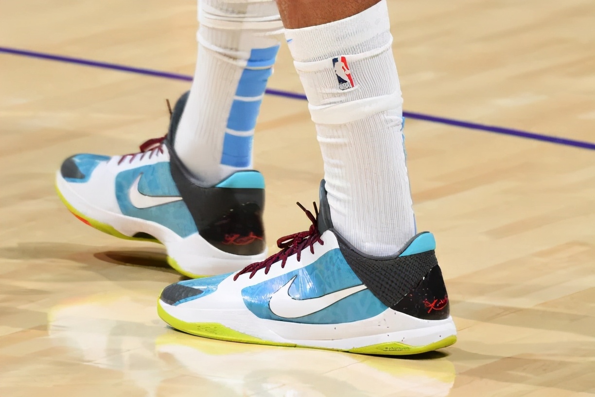 詹姆斯上脚安踏,nba球星上脚的安踏