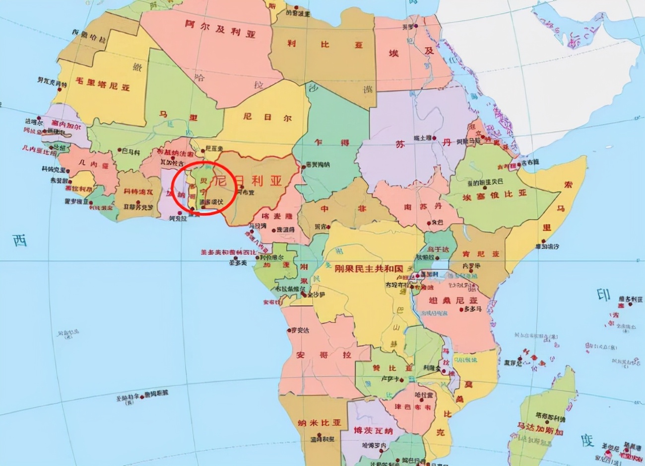 非洲偷石油有多疯狂？高危钱多每升仅卖4元，一年狂赚500亿