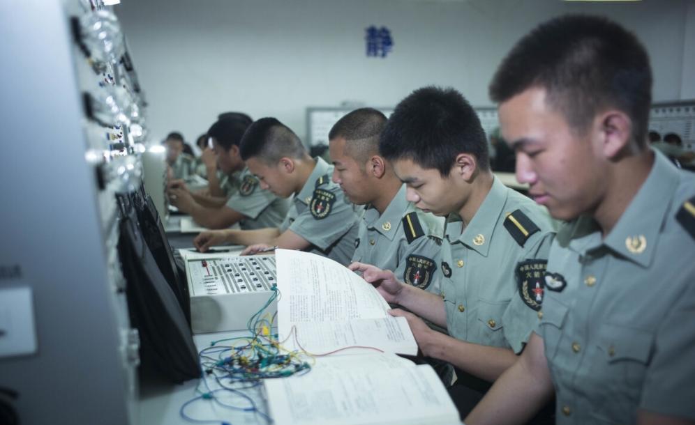 专科生大二去当兵好不好,专科大二去当兵可以一直当嘛