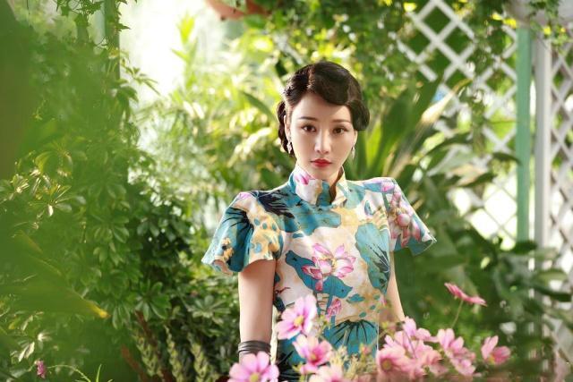 柳岩穿白色蕾丝旗袍的照片,柳岩真的很美吗