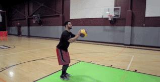 新手篮球投篮时怎么抓球,篮球新手怎么投篮命中率高