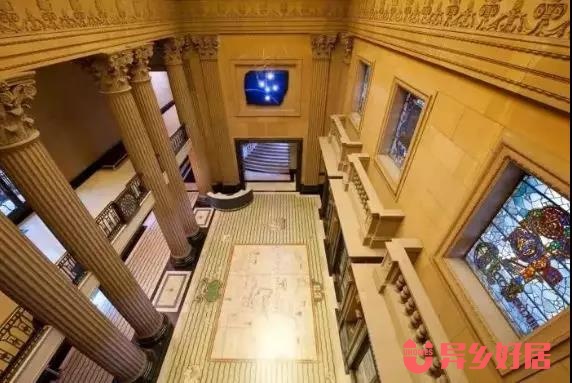 徜徉书籍海洋享受读书乐趣,徜徉在书海里面