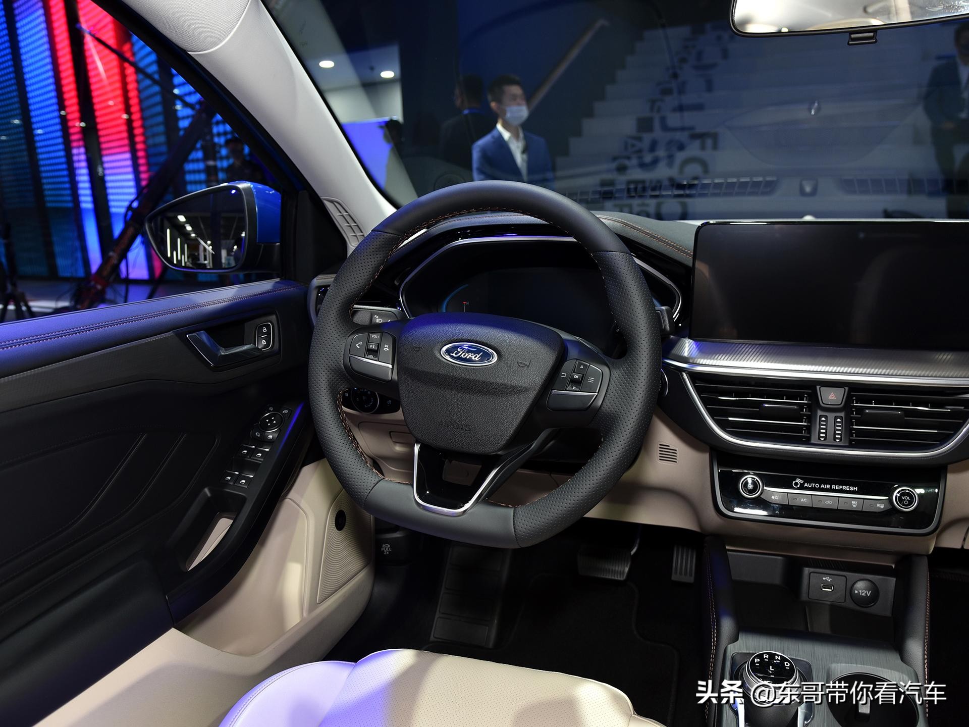 空间不输紧凑型的小型车,买1.4t朗逸还是1.5t新福克斯