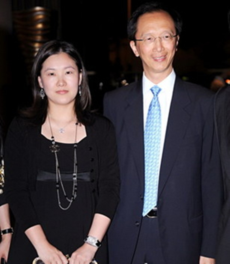 10位嫁给老大叔的女星,嫁给大爷的8位女星