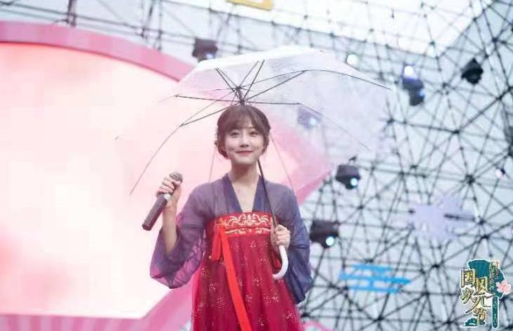 跨次元破圈派对超燃来袭,李艺彤惊喜现身欢乐谷