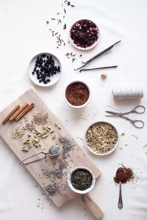 过年穿上红衣服还不够，喷上这支香水就是欧气最旺的锦鲤本鲤