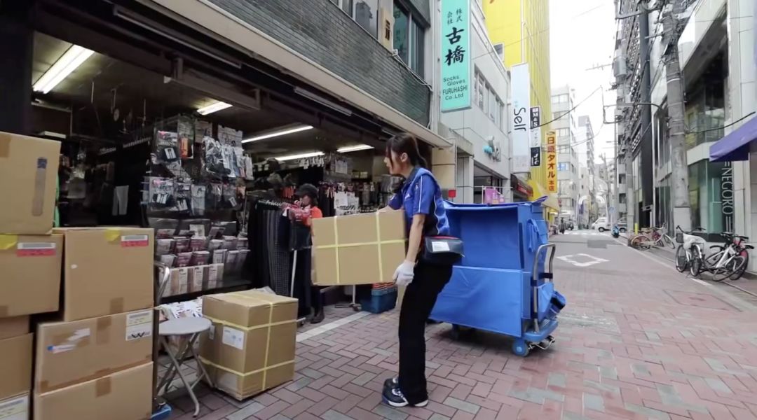 日本快递女员工,真实的日本女快递员