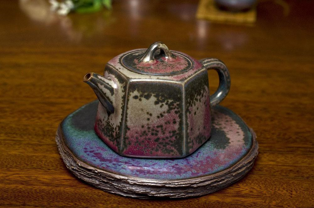 瓷茶壶紫砂茶壶,白瓷茶壶和紫砂茶壶