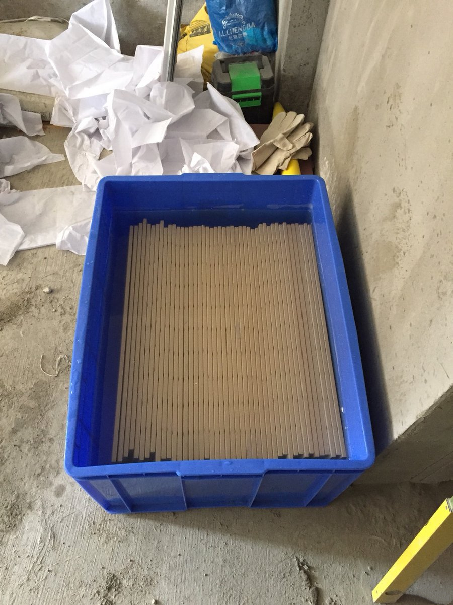 贴瓷砖前为什么要给瓷砖泡水,贴瓷砖前瓷砖需要泡多长时间