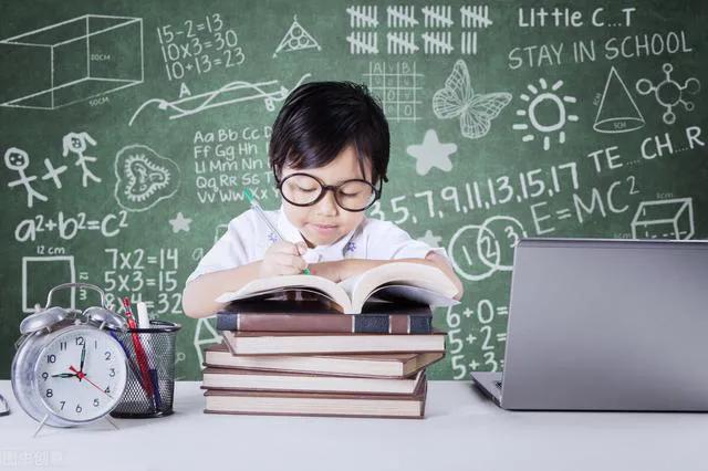 1岁宝宝自己玩什么好,怎样陪孩子玩游戏才能越玩越聪明