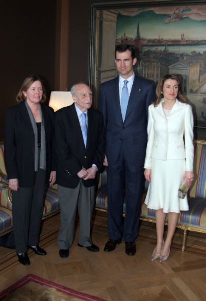 莱后的衣橱：这是度假必穿的品牌，CEO没好好演戏回家继承财产了