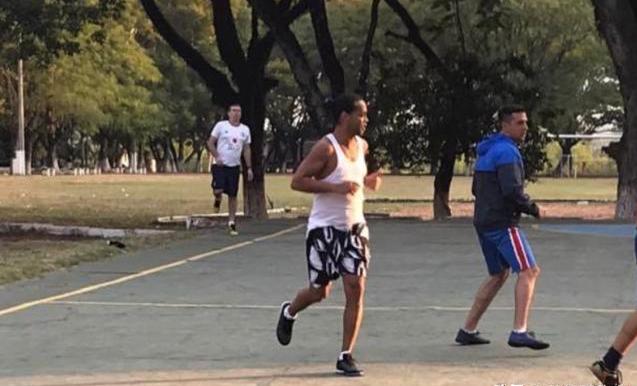 奖励一头猪！小罗率领球队夺冠，球迷：猪肉可贵了