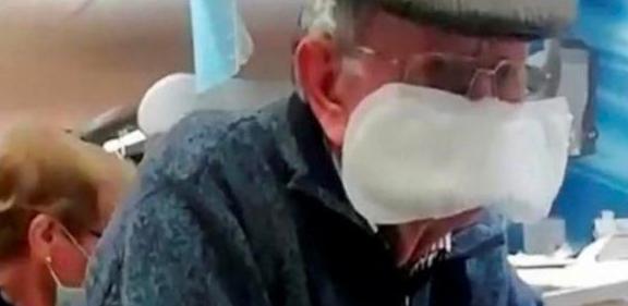 英国大爷用卫生巾当口罩，逛超市众人围观，你大爷还真是你大爷