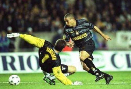 罗纳尔多钟摆式过人,罗纳尔多最经典钟摆过人