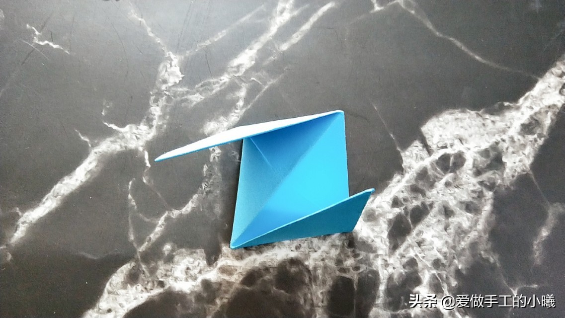 好玩的折纸旋转陀螺有一点点复杂,不用胶水就可以折的陀螺