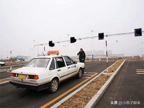 科目二手动挡坡道起步熄火往后倒,科目二坡道起步熄火溜车后怎么办