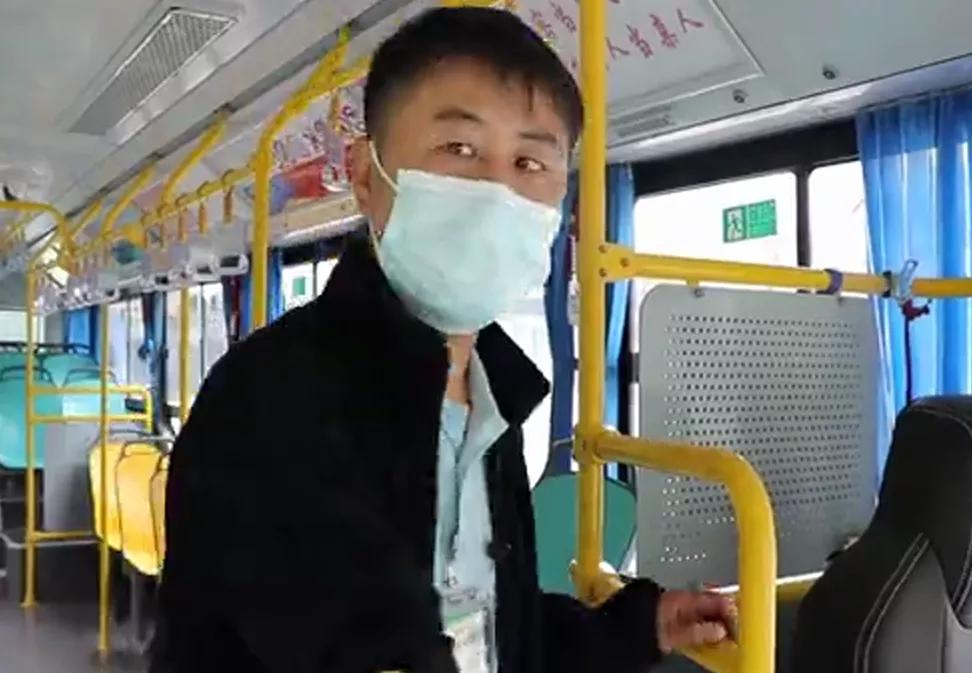 公交车上为陌生老人清理大便,公交车为老人清洗粪便