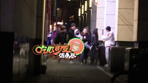 当众踹别人一脚犯法吗,当众踹人违法吗