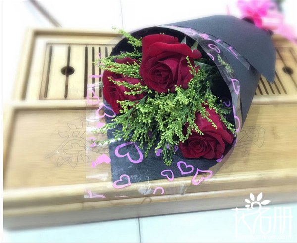 3朵玫瑰代表什么意思,女人发3朵玫瑰代表什么意思