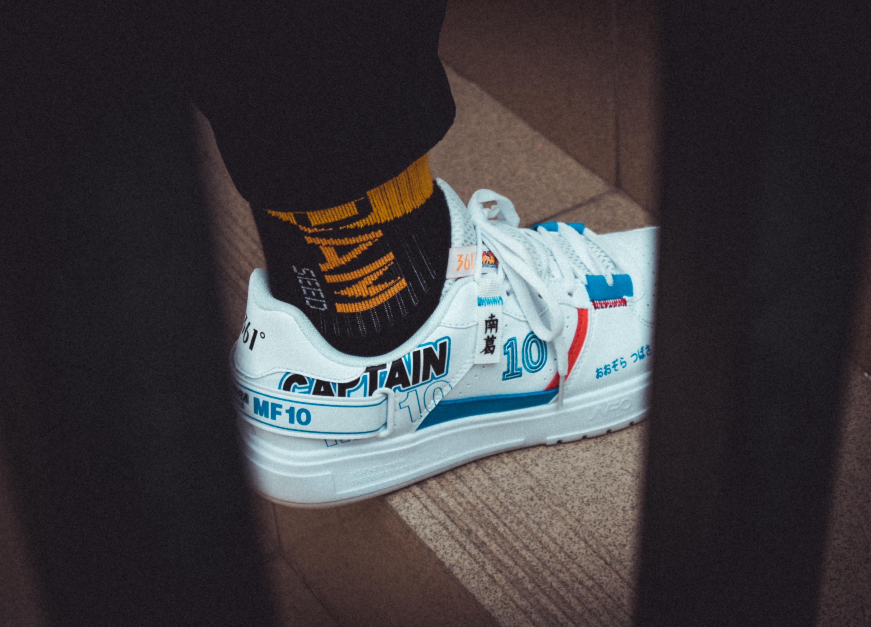 加上NFO科技，这一波联名有内味了：361°X足球小将小白鞋体验