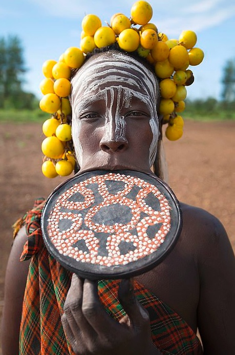 唇盘、彩绘，这个与世隔绝部落的传统，正在被现代世界入侵