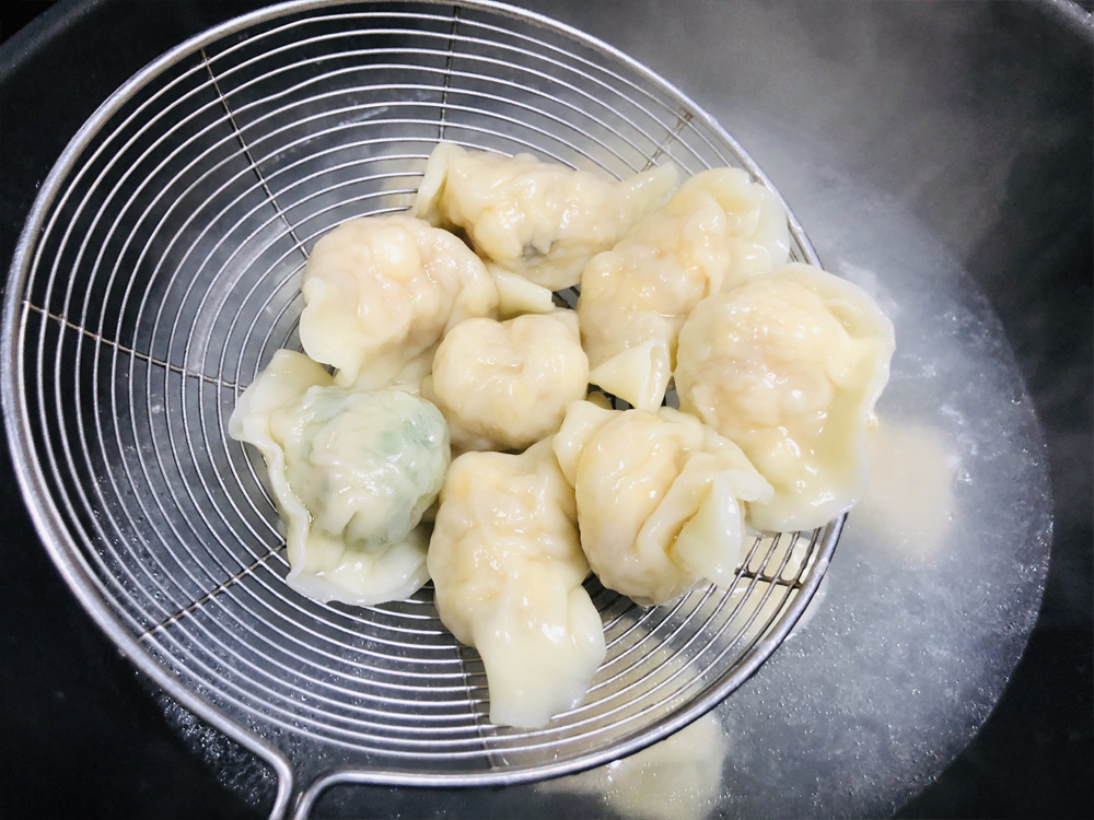 冰箱里冻的饺子怎么煮不会破皮呀,煮饺子切记不可开水就下锅