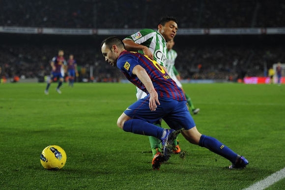 足球中场集锦伊涅斯塔,球星伊涅斯塔油炸丸子