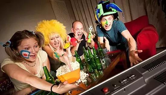 熬夜看球的感受和体验,熬夜看球的朋友们