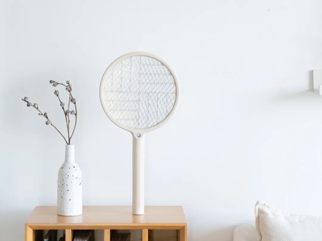 烦人的蚊子被自动引诱过来，“啪啪啪”轻松捕杀，这杀器太爽了！