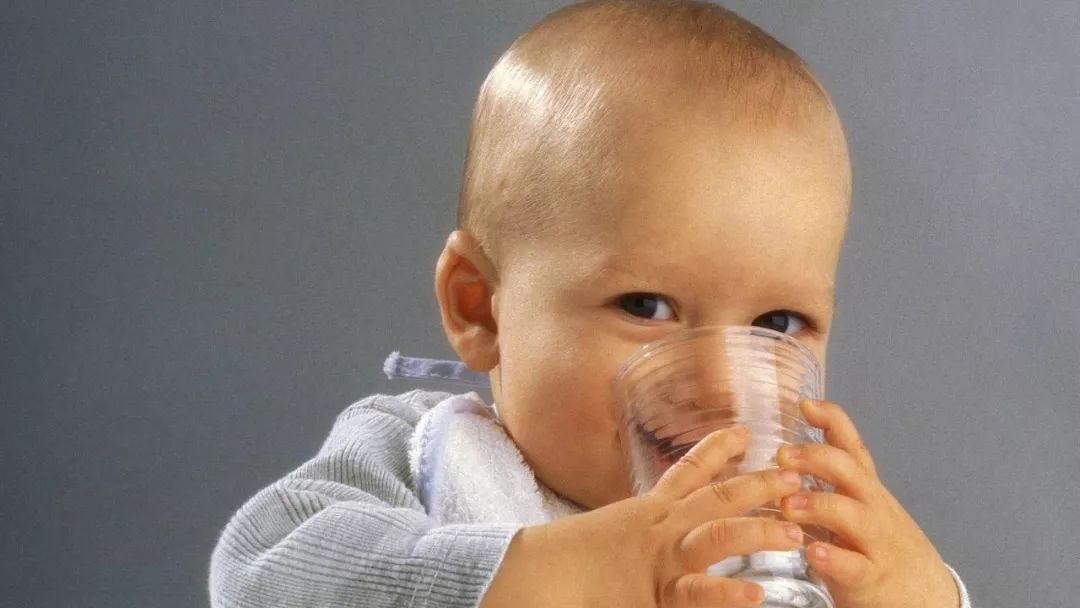 孩子不爱喝水有什么方法,小孩不爱喝水还有什么方法解决