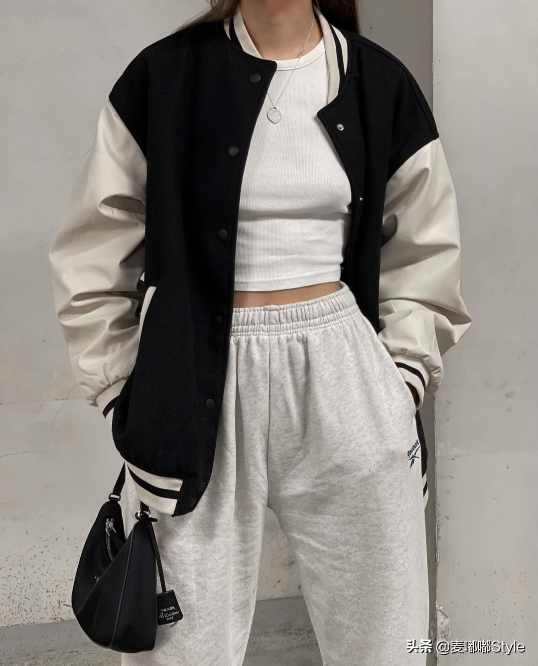 30岁后的女人别再总穿西装，试试超减龄的棒球衣，打造欧美高级感