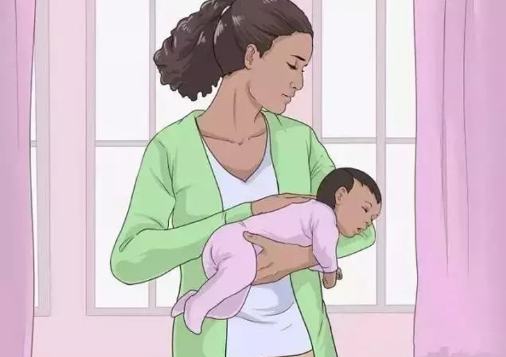 新生儿太小如何抱起来,新生儿怎么抱才能不哭闹