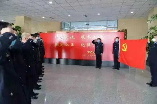 监管民警把忠诚镌刻在战疫一线,抗疫一线他们含泪坚守