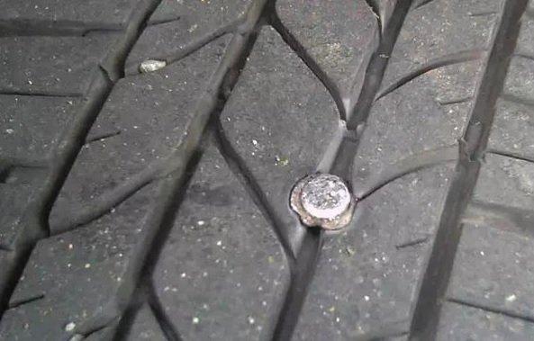 轮胎被人故意扎了怎么辨别,轮胎被人故意扎了会出现什么危险