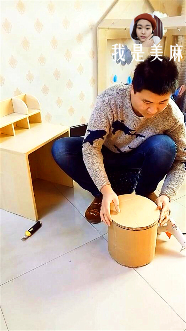 儿子用废纸箱做的手工,爸爸给孩子制作书桌