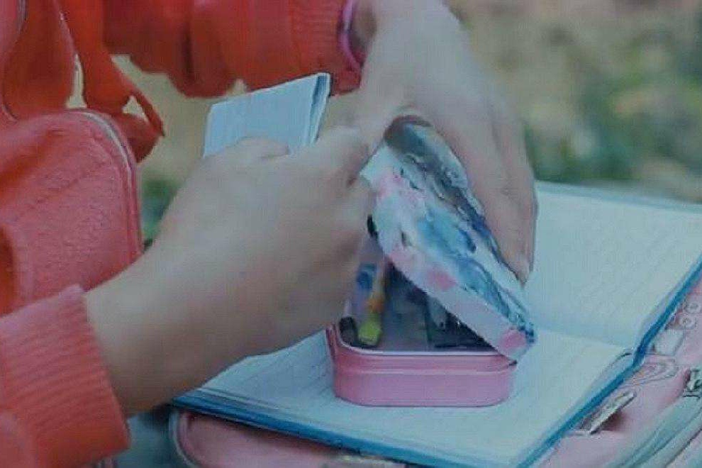 女儿发烧一个劲告诉妈妈屋里有人,11岁孩子发烧胡言乱语