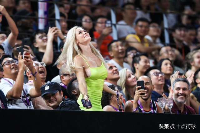 男篮世界杯巴西女球迷是谁,男篮世界杯露背装女球迷