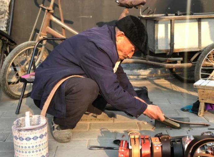 地摊上的现割牛皮带批发价,集市上卖的20元的牛皮带是真的吗