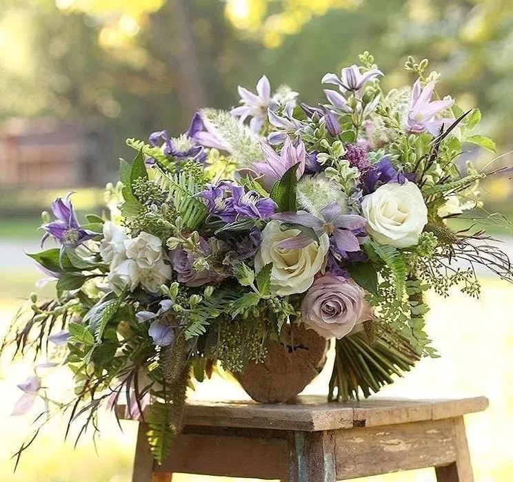 鲜花店日常换水整理花材,花要不要经常换水