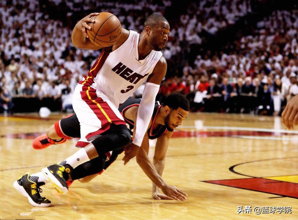 他是中锋打得却像足球运动员，快攻命中率联盟第一！追都追不上！