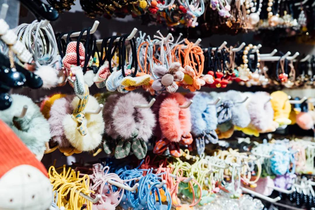 活着的两元店,2块钱能买啥?