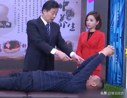中风偏瘫怎么治？中医现场教学，坚持这样做，或能重新站起来