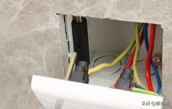 墙上插座松动用什么胶水,墙上插座松动怎么处理