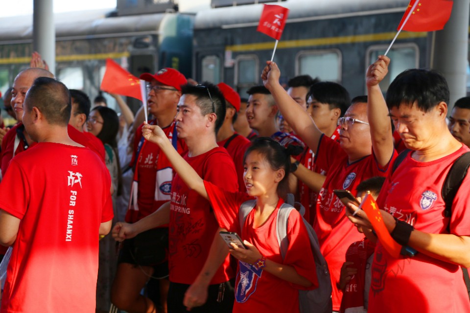 中甲第23轮：《中国万岁，我是护旗手》红动渭南火车站
