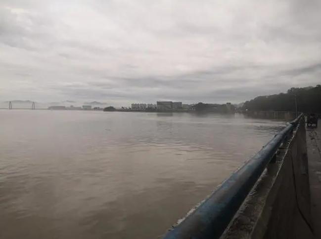 9孔全开水库泄洪,9孔全开