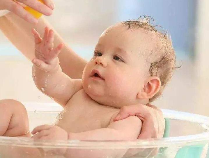 怎样给新生儿洗澡有什么讲究,冬天在家怎么给新生儿宝宝洗澡